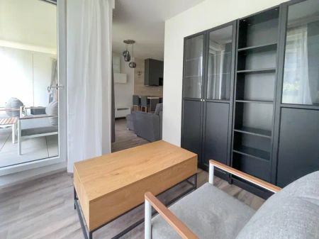 Pronájem moderního bytu 1+kk s odděleným spacím koutem, předzahrádkou, garážovým stáním a sklepem - Fotografie 4