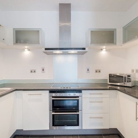 1 Bed Flat, South Quay Square, E14 - Photo 3