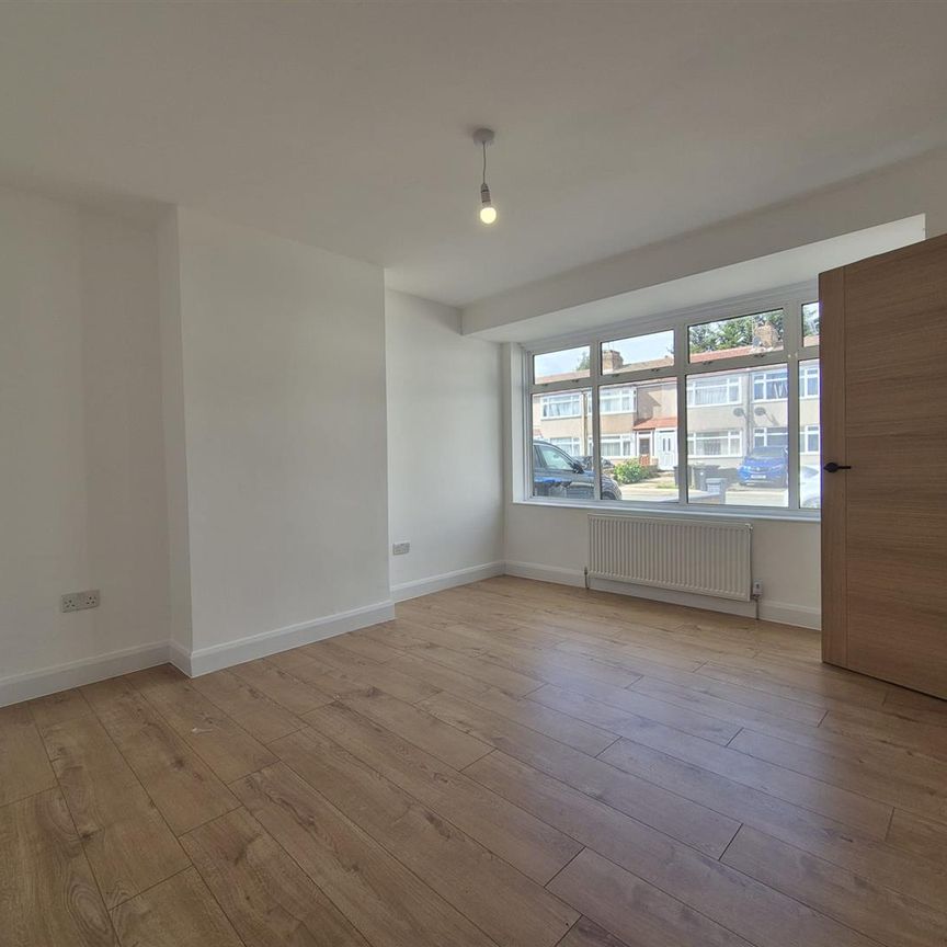 Albany Park Avenue, Enfield EN3, London - Photo 1