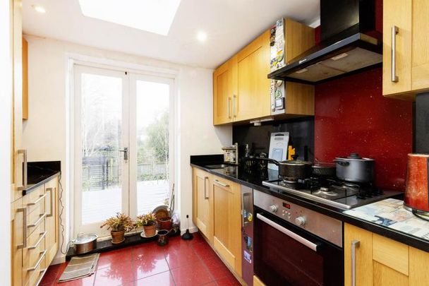 3 double bedroom split level flat located in a leafy part of Muswell Hill - Photo 1