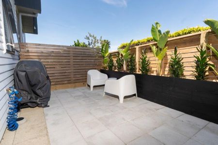 Warm and Inviting St Vincents Ave Beauty - Photo 4