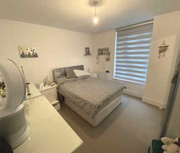 Price £1,550 pcm - Available 15/05/2026 - Part Furnished - Photo 5