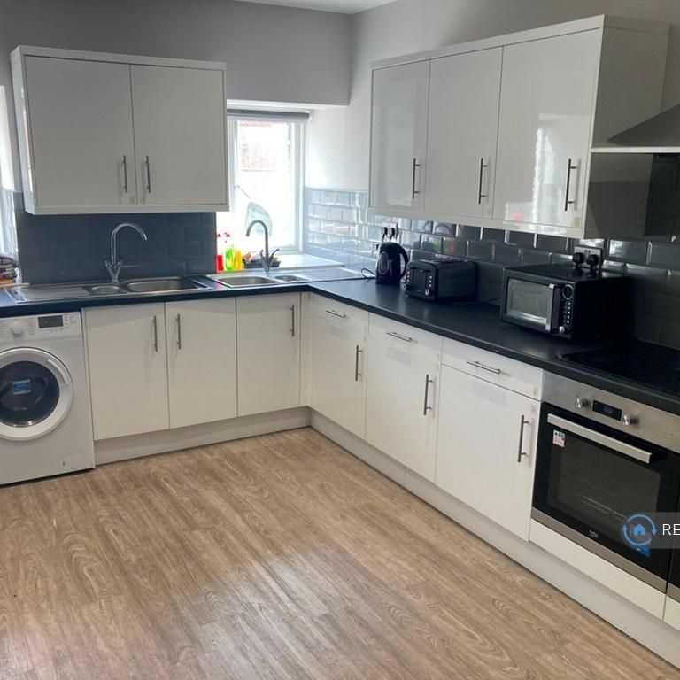 1 bedroom in a flat share to rent - Photo 1