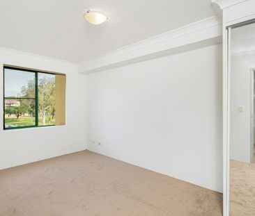 BRIGHT AND SPACIOUS PARK-SIDE LIVING, NOT TO BE MISSED! - Photo 3