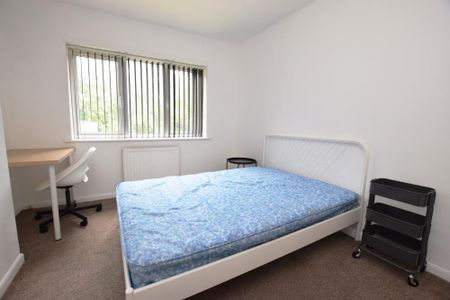 5 bedroom semi-detached house to rent - Photo 2