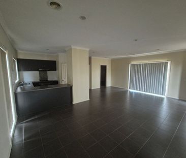 Set in the heat of it all - Photo 4