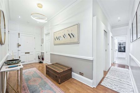 Stunning top floor lateral flat with lift, newly refurbished to a high standard. Approx. 1593 sq. ft. - Photo 5