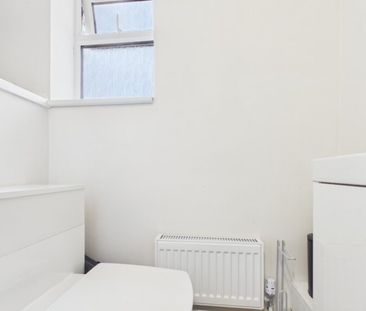 Ivy Drive, Lightwater, Surrey, GU18 - Photo 2