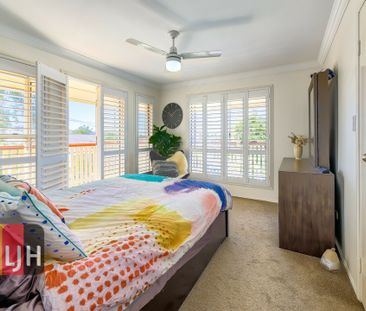 AIR CONDITIONED TOWNHOUSE WITH VIEWS + WALK TO TRAIN, SHOPS AND MORE! - Photo 3