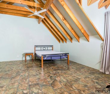 Unique Two Storey Family Home - Break Lease - Photo 6