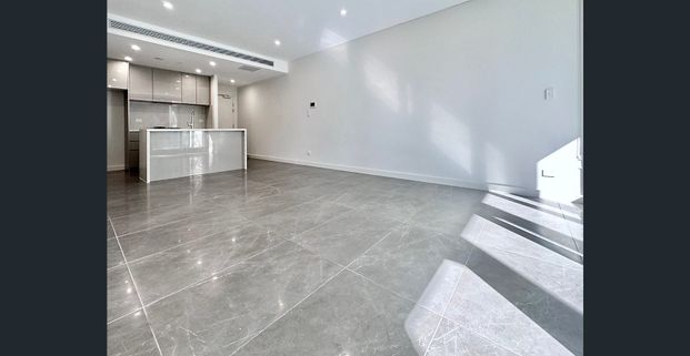 Large Balcony 1 bedroom plus 1Large Study room apartment!!! - Photo 1