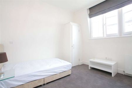 This studio flat benefits from its own kitchenette and is well situated in South Kensington. - Photo 2