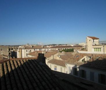 NIMES APPARTEMENT TYPE 2 PROCHE CENTRE VILLE VUE SUR LES TOITS - Photo 3