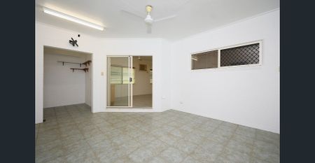 Airconditioned Home – Solar – No Rear Neighbours - Photo 3