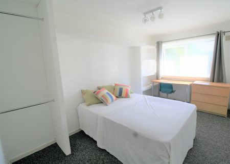 3 Bed Flat, Fairfield Court, M14 - Photo 3