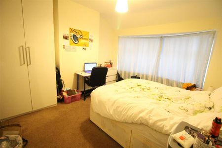 4 bedroom private hall to rent - Photo 3