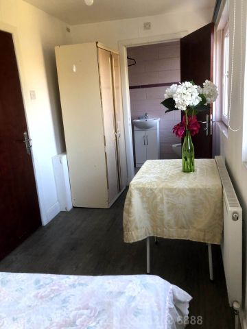 Price £1,150 pcm - Available Now - Furnished - Photo 2