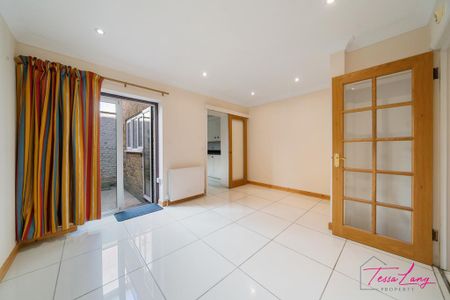 3 bedroom mews to rent - Photo 3