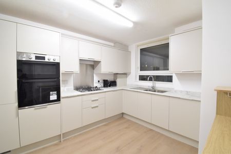 Room in a Shared House, Benham Close, SW11 - Photo 3