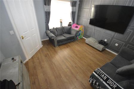 3 bedroom end of terrace house to rent - Photo 2