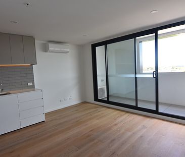 MODERN APARTMENT IN PERFECT LOCATION - Photo 5