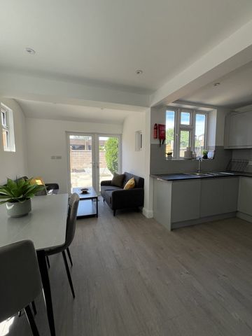 9 Shelley Close - Stunning Five-bedroom property in Headington Rm 2 - Small Double - Photo 2