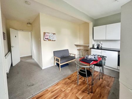 1 bedroom in a house share to rent - Photo 4