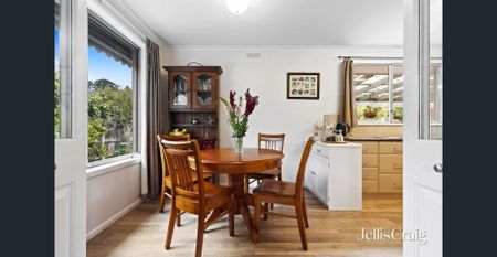 Three bedroom home with solar panels - Photo 2