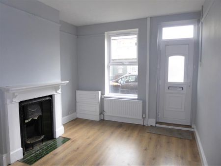 Available 3 Bed House - terraced - Photo 5