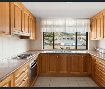 STUNNING DUAL LEVEL 2 BEDROOM APARTMENT - Photo 4