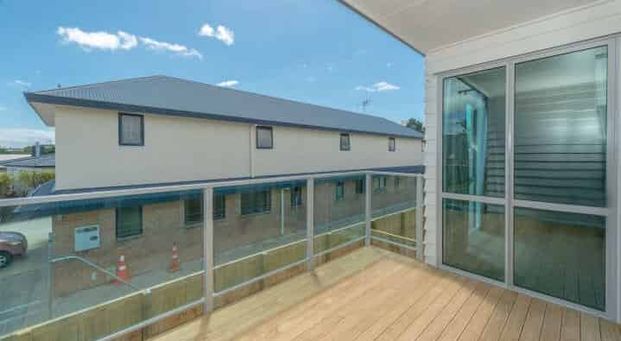 Sunny & Spacious - Photo 1