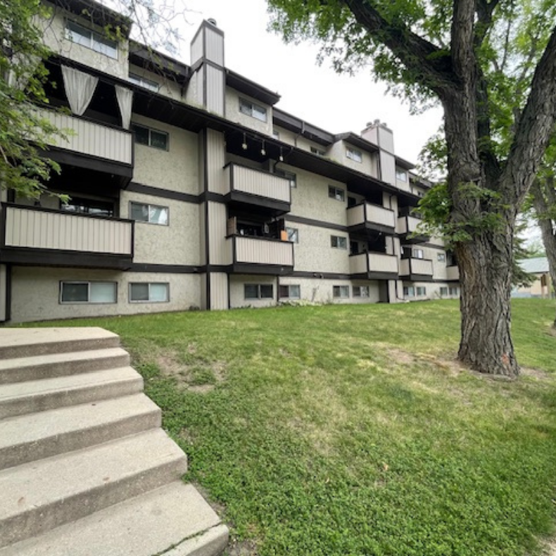 1 & 2 Bedroom Suites on 8th Street - Photo 2