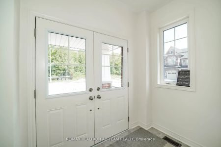 Condo Townhouse For Lease | E9014239 - Photo 3