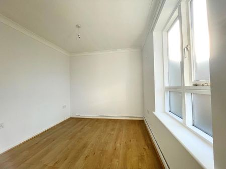 3 bedroom end of terrace house to rent - Photo 2