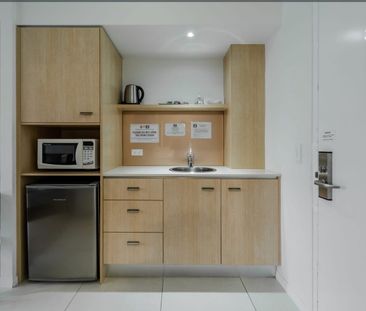 Stylish 1-Bedroom Apartment in Prime Varsity Lakes Location! - Photo 2