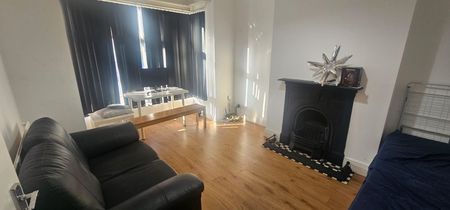 5 Bed - 135 Ash Road, Headingley, Leeds - LS6 3HD - Student - Photo 2