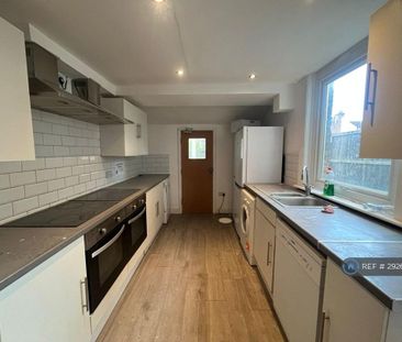 1 bedroom in a house share to rent - Photo 3
