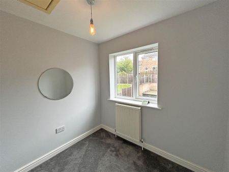 3 bedroom Semi-detached house to rent - Photo 3
