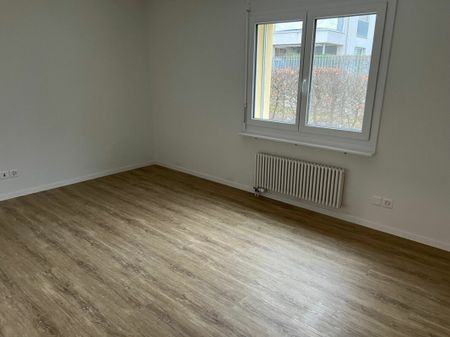 Wohnen mit Komfort im Alter – seniorenfreundliche, renovierte 2.5-Zimmer-Wohnung an bester Lage in Thayngen - Photo 5