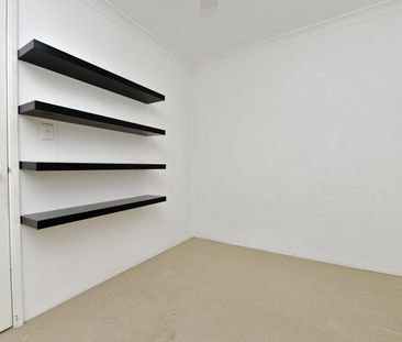 Lovely 2-Bedroom Unit Opposite Peaceful Parklands - Photo 6