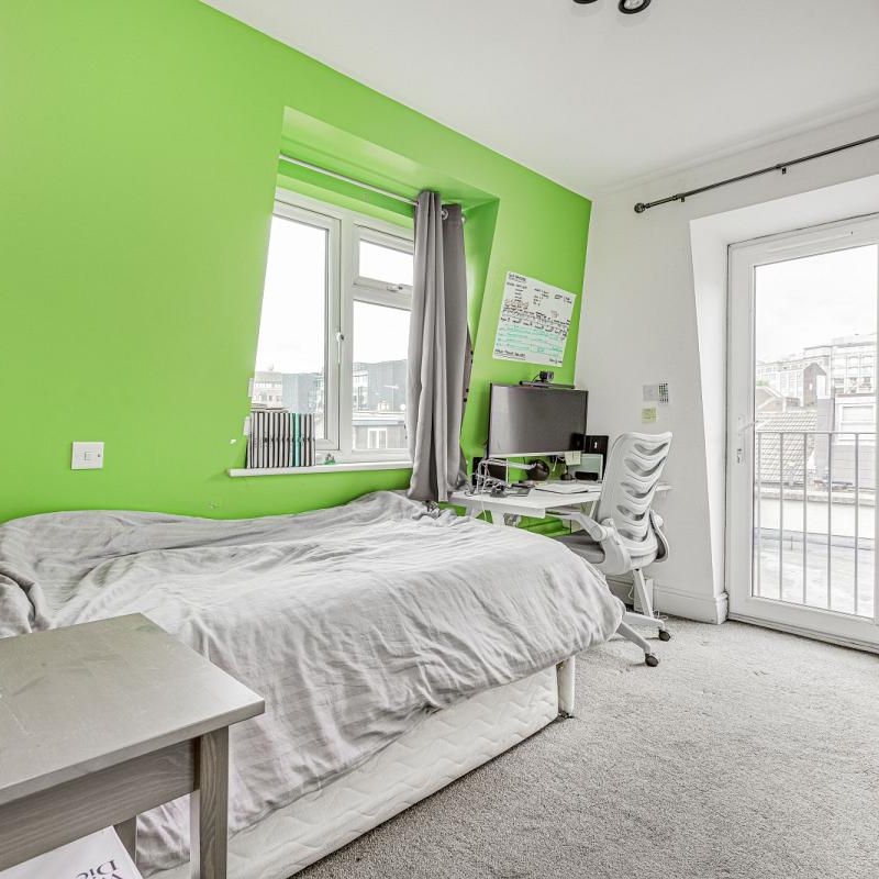 3 bedroom flat in London - Photo 1