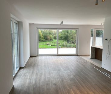 NIEUWBOUW prachtig afgewerkte 3-gevelwoning met grote tuin, ideaal ... - Foto 1