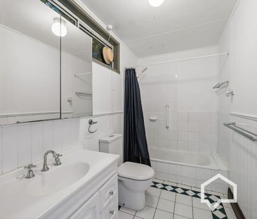Charming Home close to CBD - Photo 6