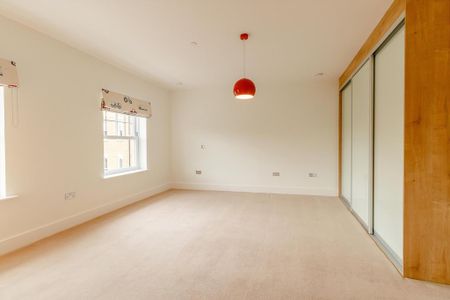 5 bedroom end of terrace house to rent - Photo 4