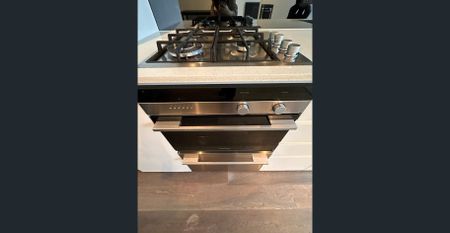 Modern two bedroom apartment in the heart of CBD - Photo 2