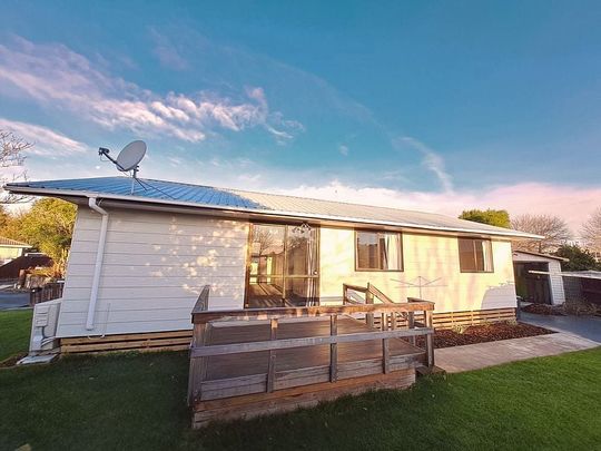 Comfy 3 Bedroom Home with Garden - Photo 1