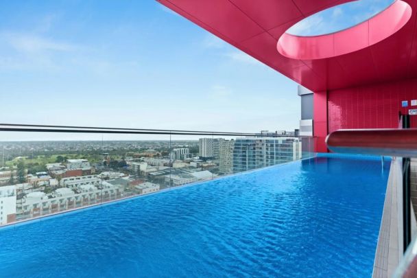 Urban Elegance & Convenience: One Bedroom Apartment in Heart of the City - Photo 1