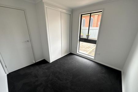 Modern & Low-Maintenance Living in the Heart of Shepparton - Photo 2