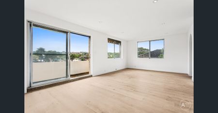 Top-Floor Apartment with Sweeping Valley Views in Prime Location - Photo 5