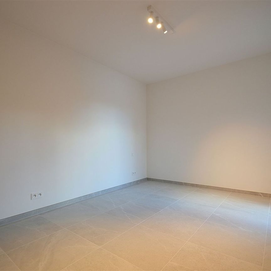 Nieuwbouwappartement met staanplaats in centrum Ieper - Photo 1